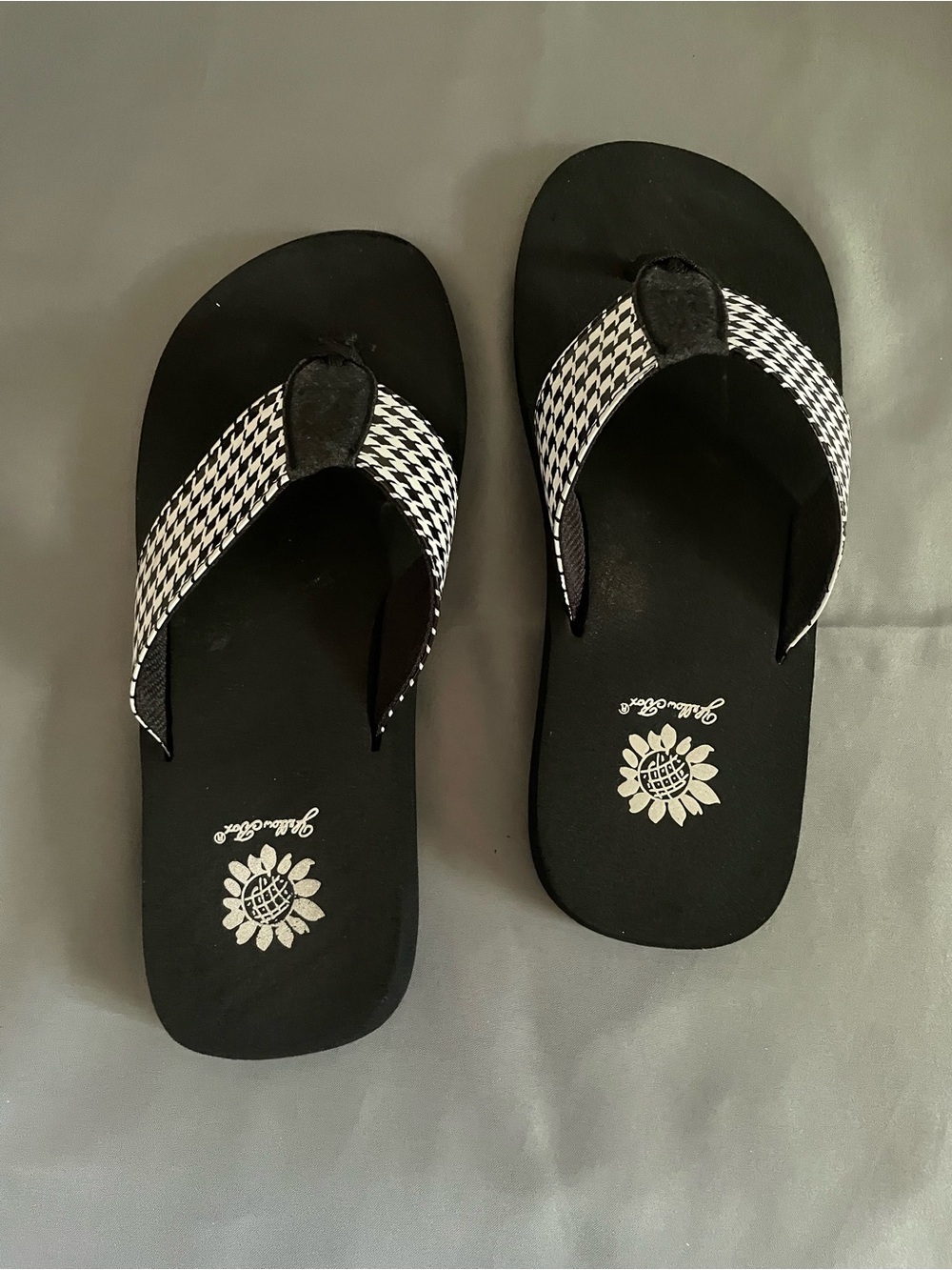 Yellowbox Flip Flop Sandals with Shiny Black & White Houndstooth Straps size 9